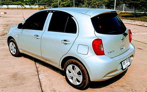 A NISSAN MARCH SILVER